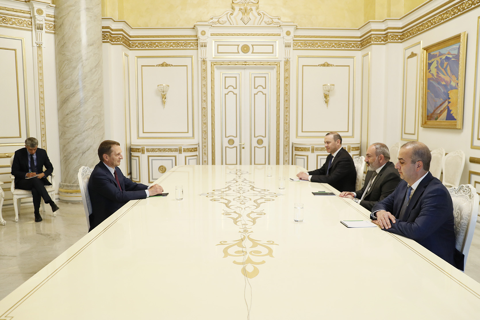 Премьер-министр Армении принял директора Службы внешней разведки РФ 