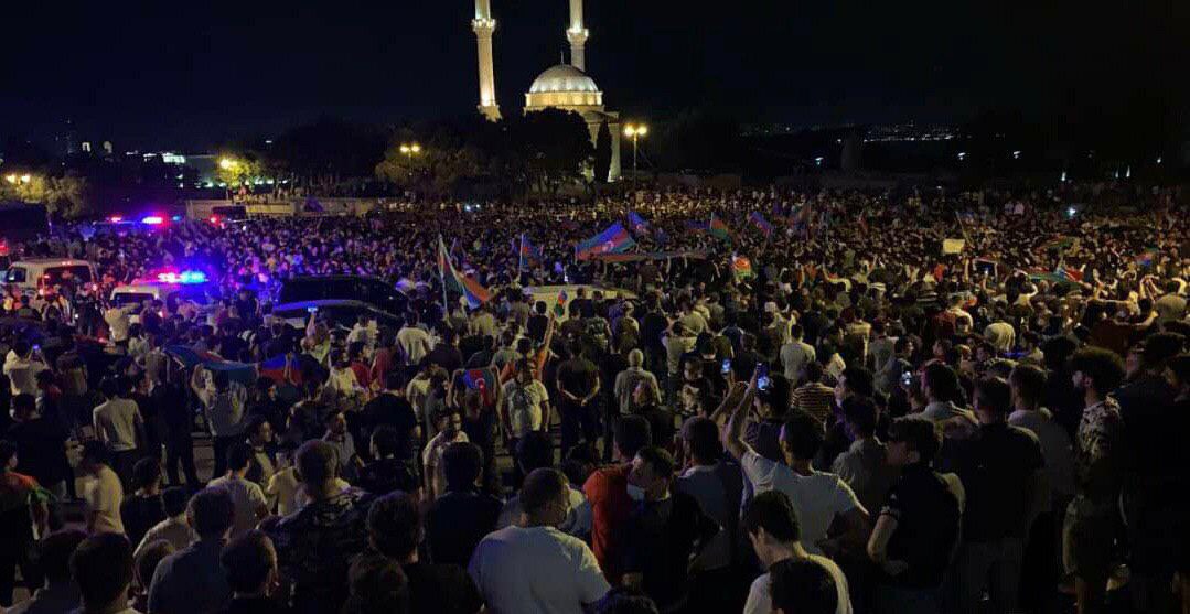 "Хотим войны!" - В Баку митинг в поддержку "героической" армии завершился разгоном демонстрантов водометами 