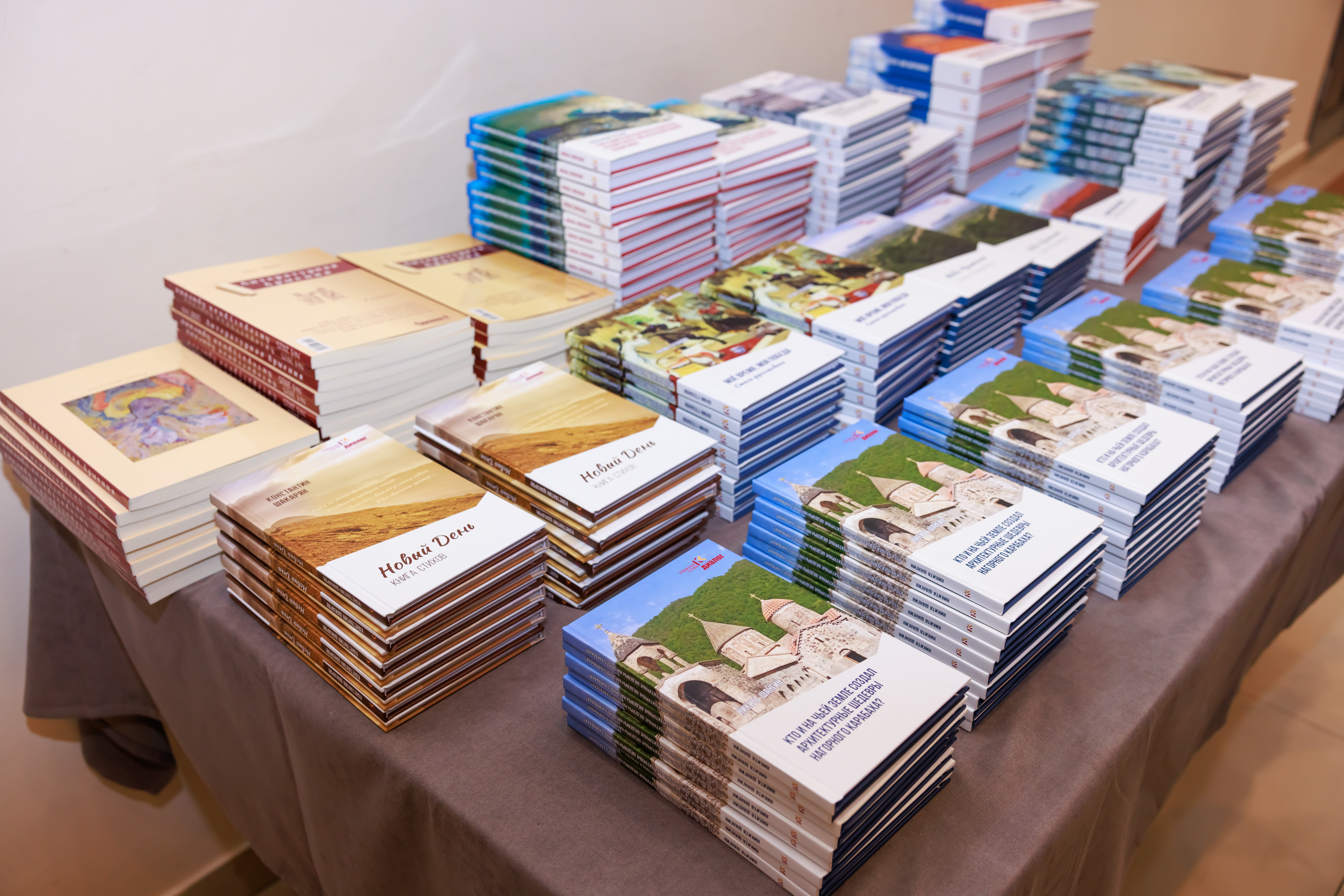 Alphanews: состоялась презентация книги Никиты Шангина «Кто и на чьей земле создал архитектурные шедевры Нагорного Карабаха?» (видеоматериал) Alphanews: состоялась презентация книги Никиты Шангина «Кто и на чьей земле создал архитектурные шедевры Нагорного Карабаха?» (видеоматериал)