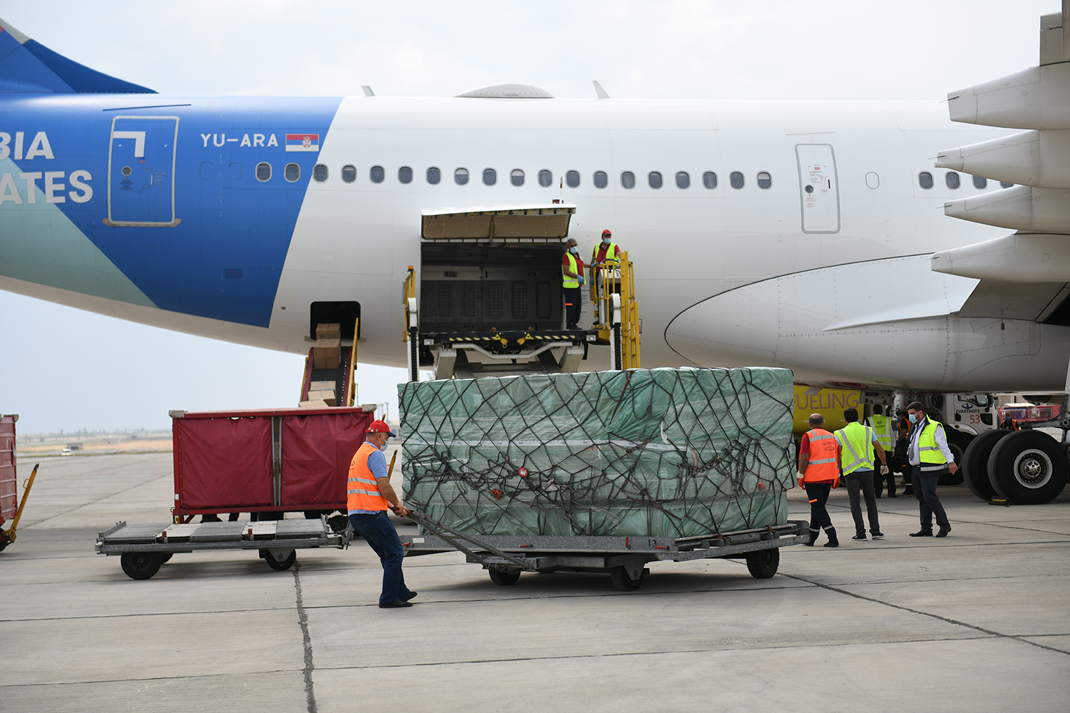 В Ереван прибыл первый самолет из Сербии с медицинскими принадлежностями и оборудованием 