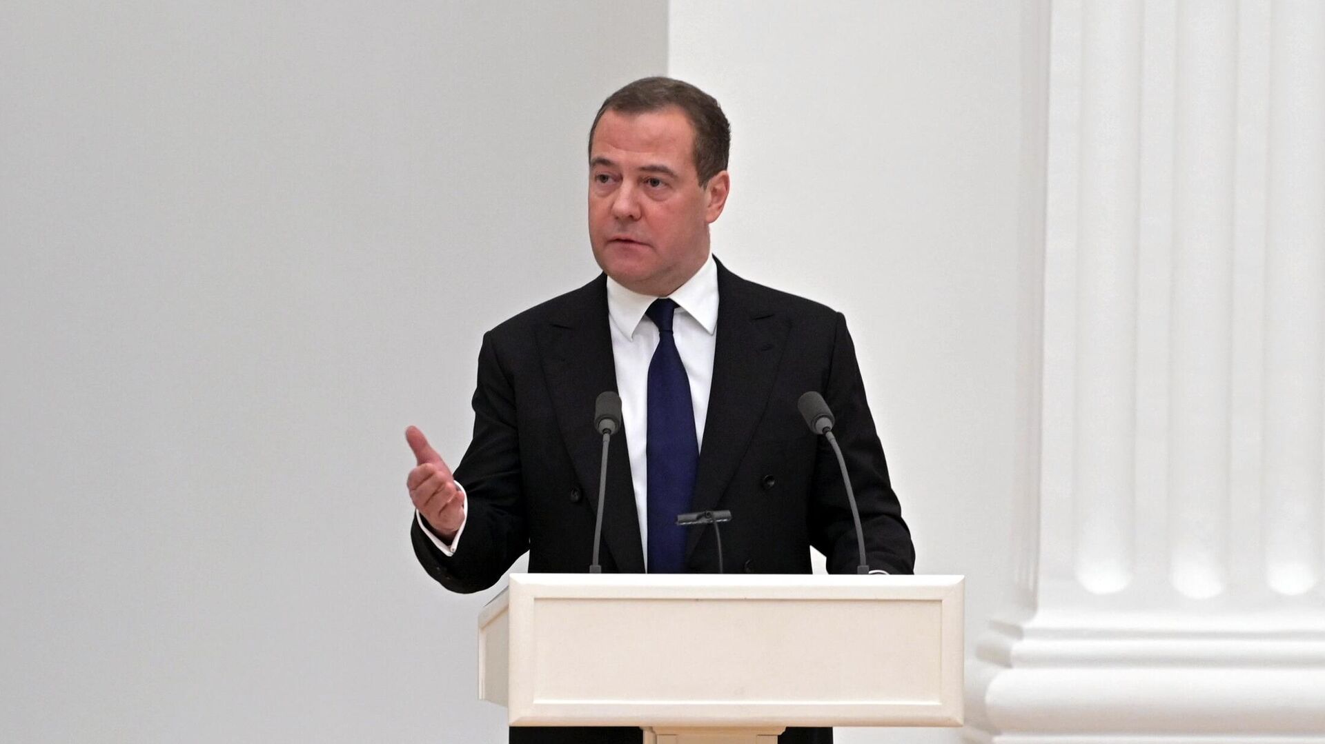 Медведев анонсировал новый закон о мигрантах 