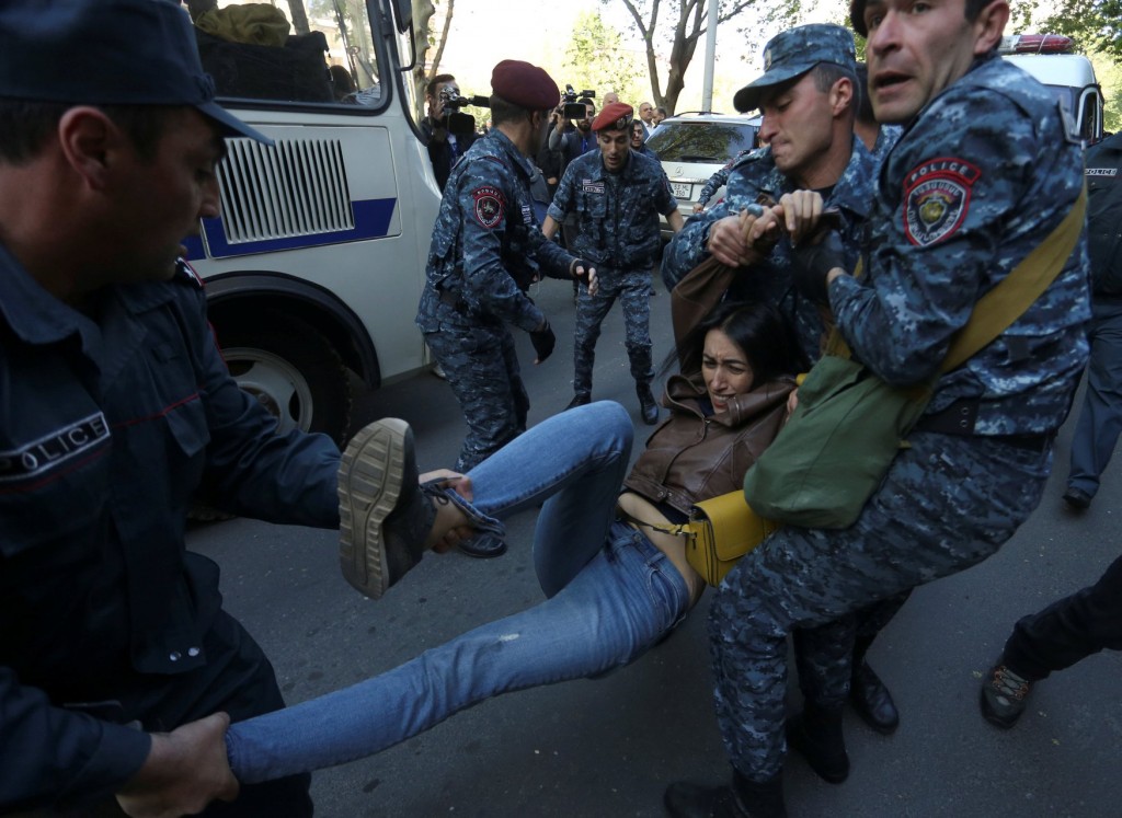 На ереванском проспекте Маштоца царит напряженная ситуация. Силовики охотятся за активистами 