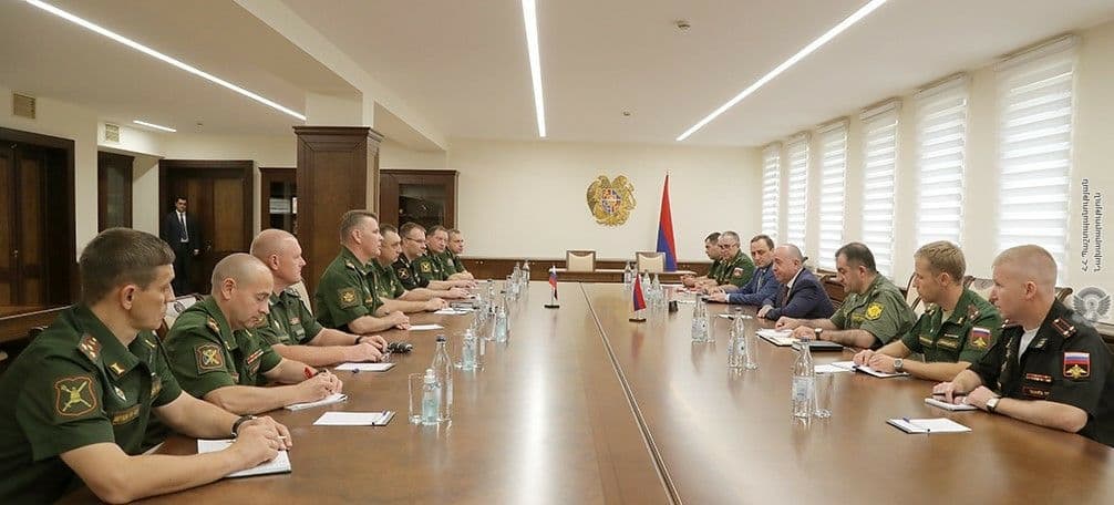 Министр обороны Армении принял военную делегацию из России 