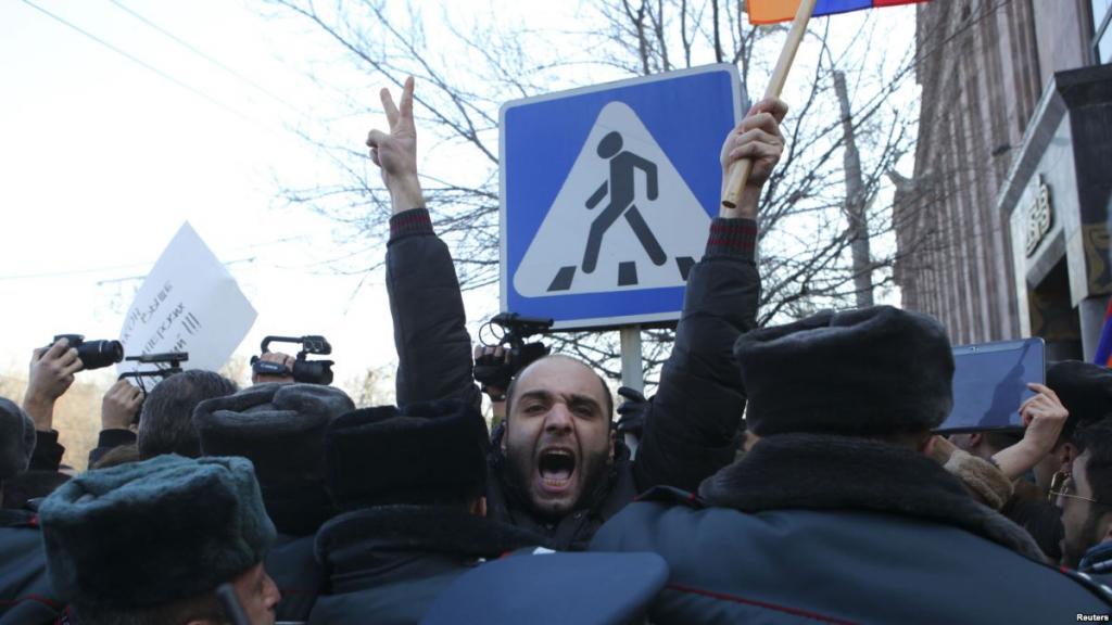 Таксисты Еревана протестуют: последние три премьер-министра «планомерно проводят бизнес-геноцид в сфере такси» 