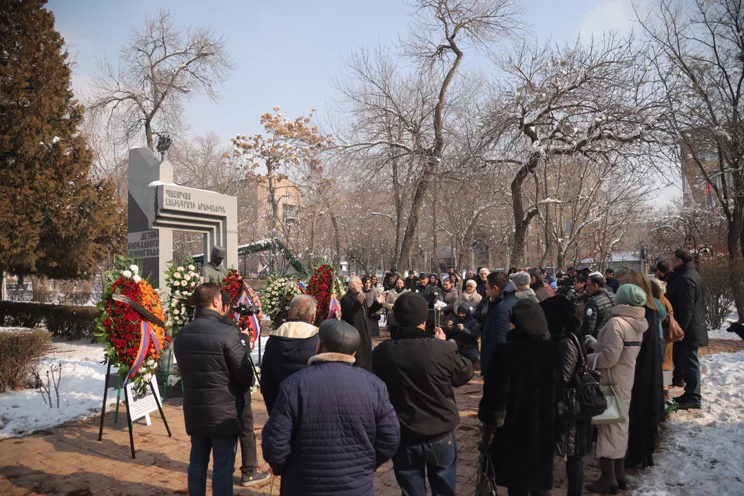 В Ереване возложили венки и цветы к «Памятнику детям блокадного Ленинграда»- видеоматериал 
