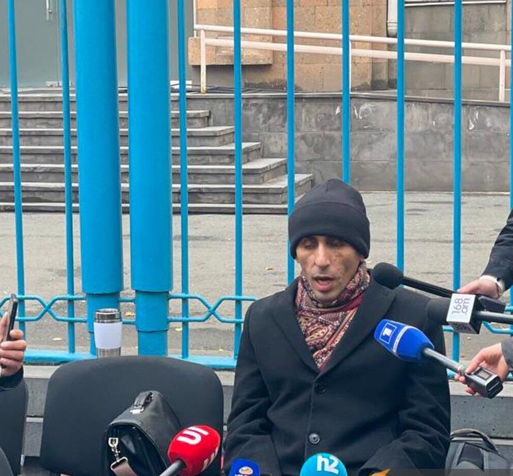 Бывший госминистр НКР начал бессрочную сидячую акцию протеста возле офиса ООН в Ереване против закрытия Азербайджаном Лачинского коридора 