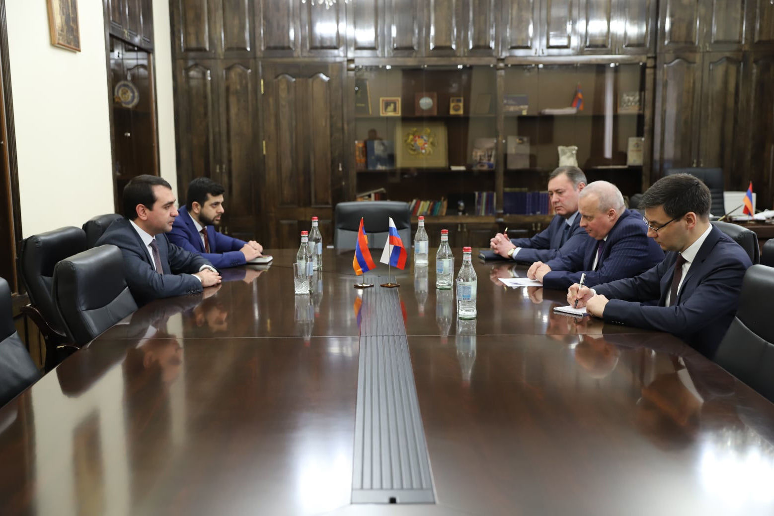 Российский посол обсудил сотрудничество с губернатором Ширакской области 