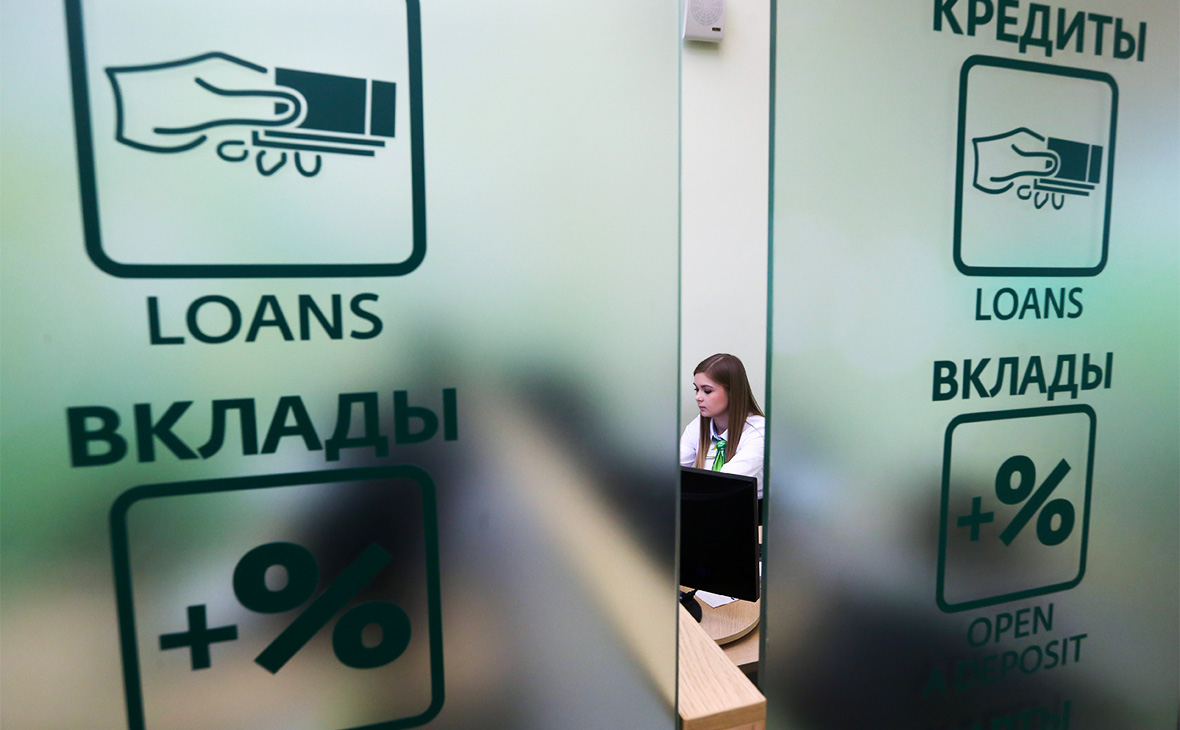 Россияне, хранящие в банках доллары и евро, потеряют часть вкладов 