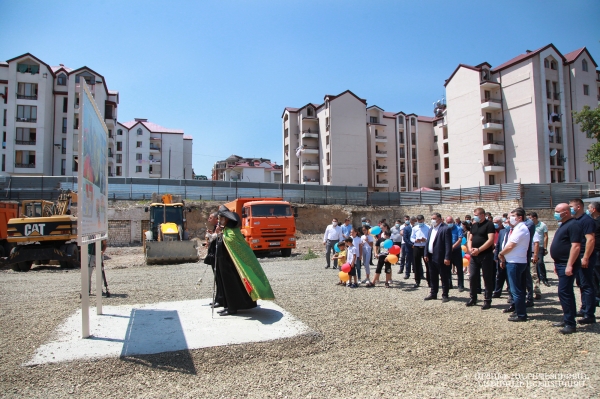 В Степанакерте приступили к строительству жилого квартала 