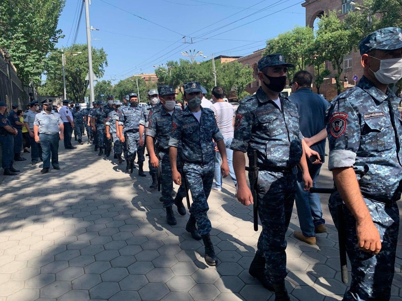 К парламенту Армении стянуты полицейские силы 