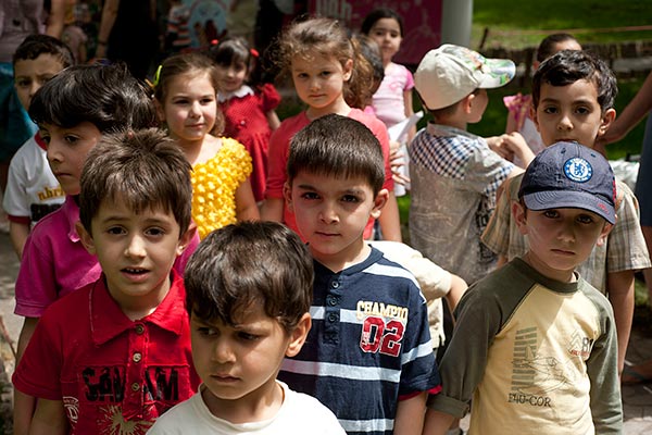 Ереван с детьми. Дети армяне. Армения мальчики. Армянский детский дом. Детский сад для русских детей в Армении.