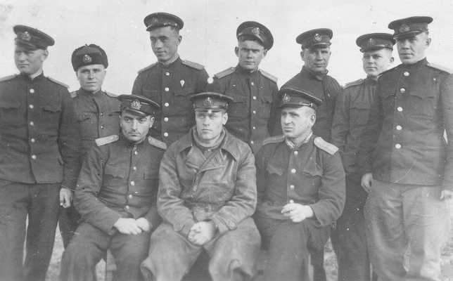 2-я аэ 47-го шап, Анапа, 1943 г. Слева направо, стоят Е.Г. Удальцов, Н.Н. Кузьменко, Ю.А. Акаев, В.Д. Марков, Ф.С. Кружнов, А.Н. Михайленко, А.Г. Румя….jpg