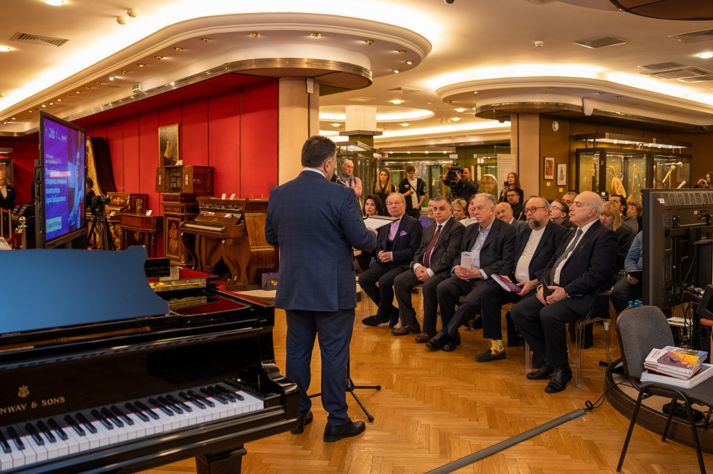 Ведущий и зал.jpg