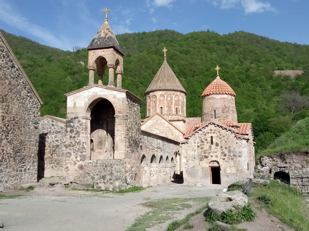 Монастырь Дадиванк, в наши дни. Результат реставрационных работ, которые проводили армянские специалисты с 1994 по 2020 годы (фото Н. Шангина).