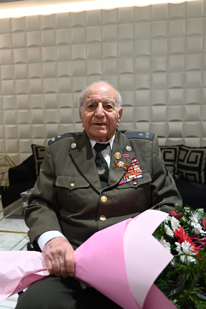 Петрос Петросян на своем юбилее.jpg