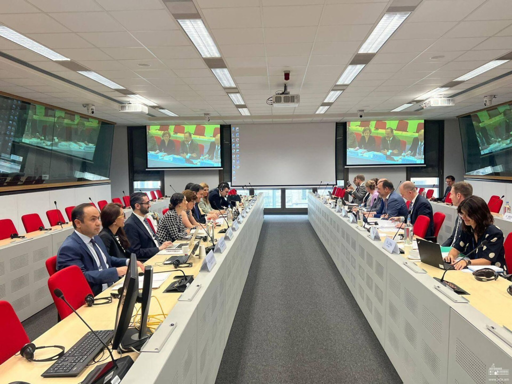 Деловой человек. Предпринимательство картинки. Совещание бизнесменов. Партнерство в бизнесе. Деловая встреча.